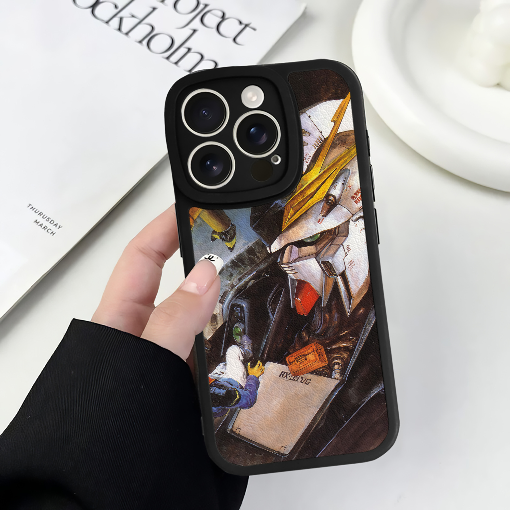 （画像用） 機動戦士ガンダム Mobile Suit Gundam 【iPhone 16シリーズ対応】シリコンスマホケース（レザー調） 材質：シリコン